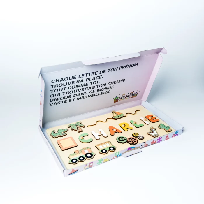 Une boîte ouverte montre le Puzzle Personnalisé Prénom en Bois avec "CHARLIE" en lettres de bois, des pièces de forme assorties et un texte en français à l'intérieur du couvercle.