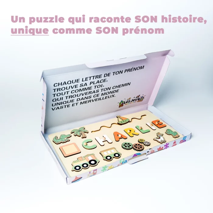 Déballez un puzzle personnalisé fabriqué en bois durable, composé de blocs qui forment le mot « CHARLIE » accompagné d'illustrations vibrantes d'animaux, d'arbres et d'un train. Le couvercle comprend un texte français décrivant ce concept unique pour le Puzzle Personnalisé Prénom en Bois.