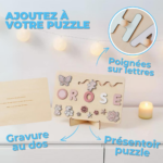 Un puzzle en bois personnalisé avec le mot "OROSE" aux couleurs pastel, avec des boutons sur les lettres, une gravure au dos et un support de présentation. Ce casse-tête intrigant se dresse gracieusement sur un fond orné de guirlandes lumineuses et d'une bougie allumée.