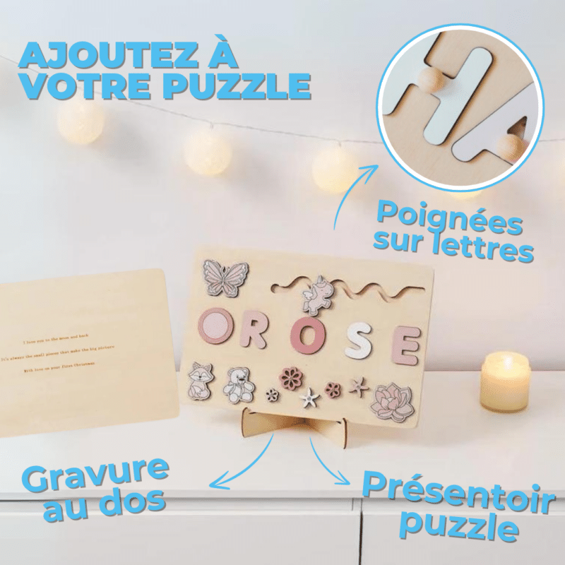 Un puzzle en bois personnalisé avec le mot "OROSE" aux couleurs pastel, avec des boutons sur les lettres, une gravure au dos et un support de présentation. Ce casse-tête intrigant se dresse gracieusement sur un fond orné de guirlandes lumineuses et d'une bougie allumée.