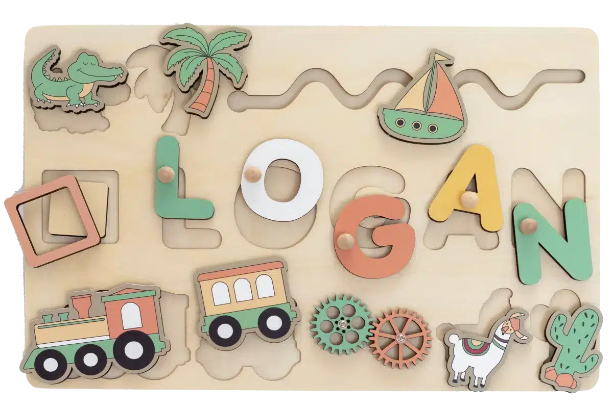 Puzzle en bois avec le nom « Logan » en lettres colorées, entouré de pièces de puzzle comme un crocodile, un palmier, un bateau, un train, des engrenages, un lama et un cactus.