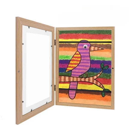 Armoire à structure en bois avec une peinture d'oiseau colorée sur la porte, à côté d'une porte d'armoire ouverte avec miroir.