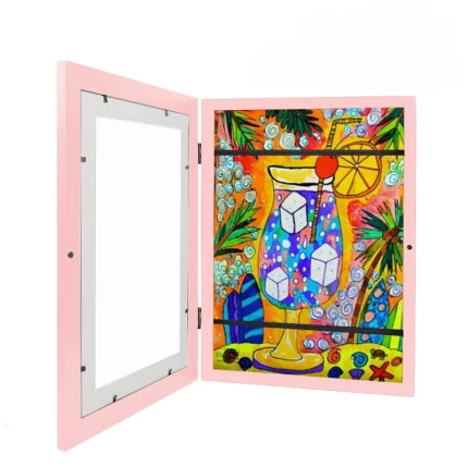 Une peinture colorée représentant une boisson dans un verre avec des garnitures, exposée à l'intérieur d'un meuble rose avec une porte ouverte comportant un miroir.
