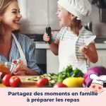 Une femme joyeuse et une jeune fille en toque préparent des légumes dans une cuisine, avec un texte en français encourageant le temps passé en famille pendant la préparation des repas, entouré de cadres sur le thème du dessin enfant.
