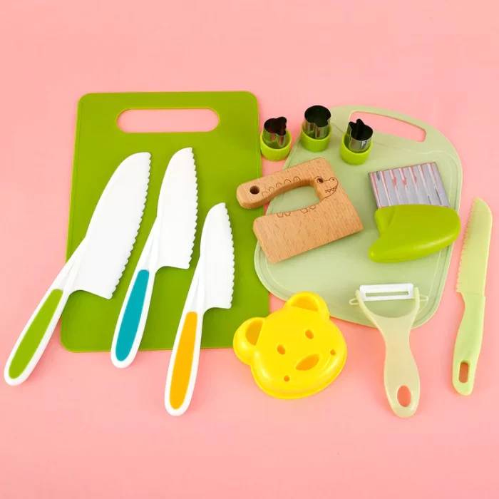 Divers ustensiles de cuisine colorés, dont des couteaux, une planche à découper et des ustensiles disposés sur un fond rose, conçus pour plaire aux cadres enfant.