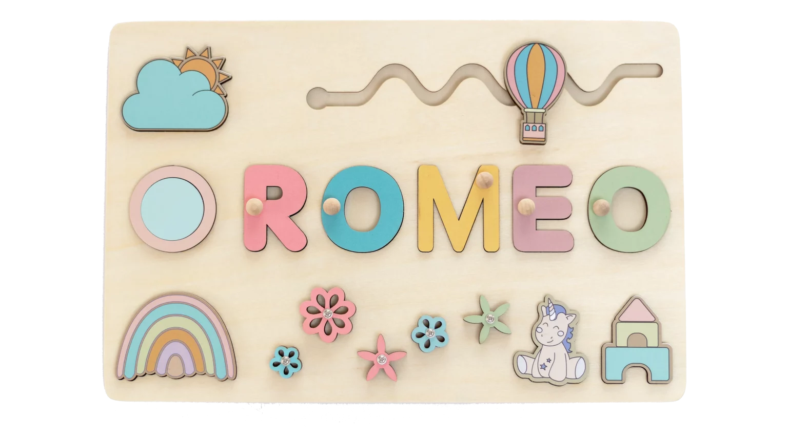 Un puzzle en bois aux couleurs vives mettant en valeur le nom « Roméo » entouré d'éléments décoratifs tels qu'un nuage, une montgolfière et un arc-en-ciel.