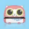 Petit objet en forme de chat rose et blanc avec de grands yeux ronds sur fond bleu, ressemblant à un jouet ou objet de décoration.