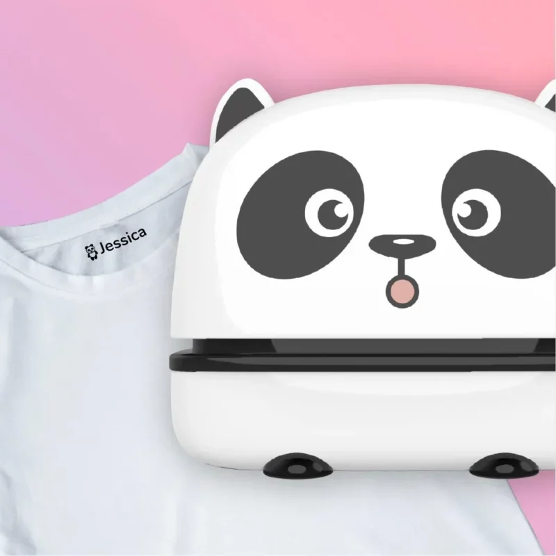 Un T-shirt blanc étiqueté « Jessica » est estampillé d'une touche d'élégance, placé à côté d'un petit gadget en forme de panda sur un fond dégradé rose et violet.