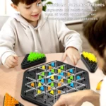 Un enfant et un adulte participent à un jeu captivant de stratégie, le Triangle, qui consiste à placer des pièces triangulaires et hexagonales colorées sur un plateau géométrique. Le texte en français au-dessus d'eux favorise l'interaction parent-enfant grâce au développement des compétences.