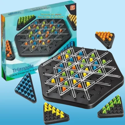 Coffret et pièces de jeu de société « Triangle - Jeu de Stratégie », un jeu de stratégie captivant avec un plateau hexagonal et des pièces triangulaires colorées. Adapté aux enfants de 3 ans et plus, il offre un plaisir sans fin aux jeunes stratèges.