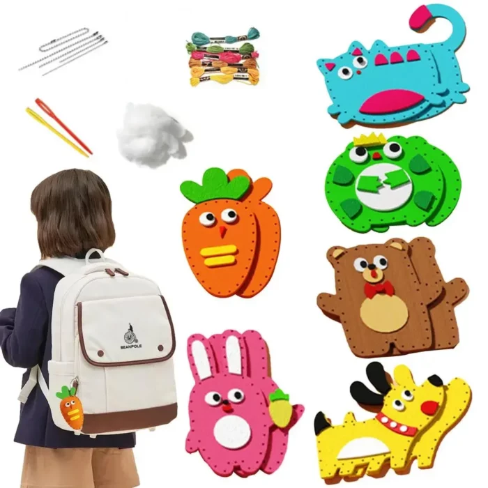 Un enfant avec un sac à dos blanc se tient près de divers objets en feutre colorés sur le thème des animaux et des légumes, notamment une carotte, un ours, un lapin, un chat, une grenouille et un chien. Le Kit de Couture Enfants 6 pièces - Dès 6 ans fournit le matériel de bricolage nécessaire, comme des aiguilles et du fil, pour créer ces ravissants articles.