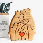 Puzzle Personnalisé De Famille D'ours En Bois avec les prénoms gravés : Maman, Papa, Marie, Sophie et Romain. Un coeur rouge orne la base de ce charmant puzzle.