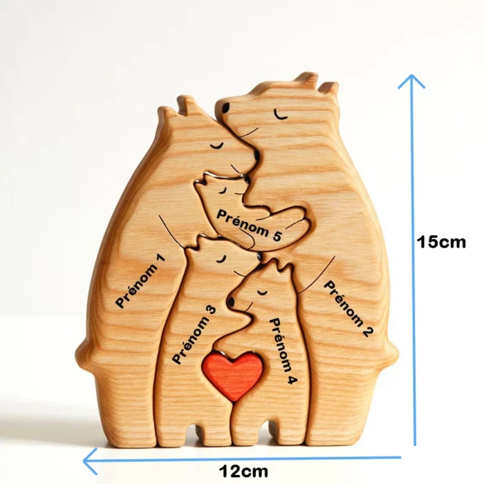 Le puzzle personnalisé de famille d'ours en bois comprend cinq pièces en bois imbriquées, des étiquettes de nom personnalisées et un cœur rouge à la base. Mesurant 15 cm de haut sur 12 cm de large, il offre une activité familiale agréable.