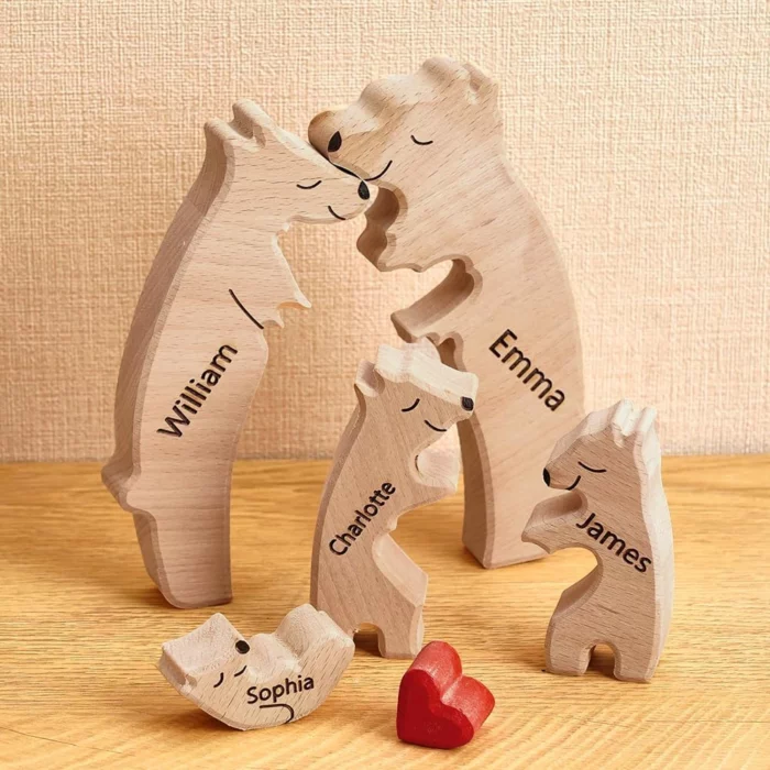 Le puzzle personnalisé de famille d'ours en bois présente des figurines de famille d'ours en bois nommées William, Emma, Charlotte, James et Sophia se tenant fièrement ensemble. Un petit cœur rouge repose devant cette charmante présentation.