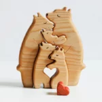 Puzzle Personnalisé De Famille D'ours En Bois figurines, imbriquées les unes dans les autres comme un puzzle, avec un petit coeur rouge devant.