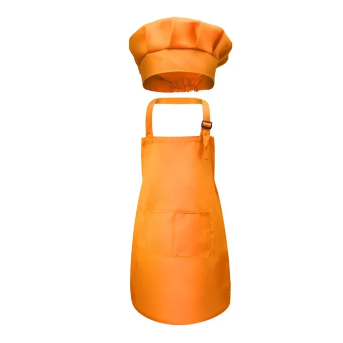 Ensemble toque et tablier de chef orange avec une poche avant sur le tablier, isolé sur fond blanc.