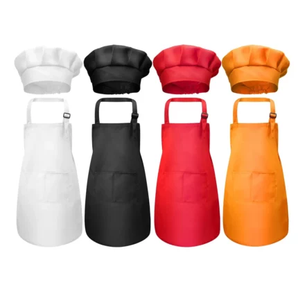 Quatre tabliers avec des chapeaux de chef assortis aux couleurs blanche, noire, rouge et orange sont exposés côte à côte.