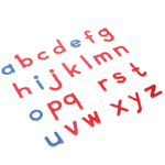 Les lettres de l'alphabet en bois rouge et bleu Montessori se trouvent sur un fond blanc, avec des voyelles bleues comme a, e, o, u, y et des consonnes rouges telles que b, c, d, f dans des tons bois rouge vibrants créant une scène d'apprentissage inspirée de Montessori.