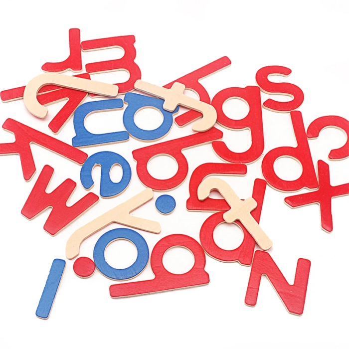 Un tas de lettres « Alphabet en bois rouge et bleu Montessori » aux teintes de bois rouge, bleu et naturel est dispersé sur une surface blanche. Idéales pour les activités Montessori, ces lettres en bois invitent à l'interaction tactile et à l'engagement.