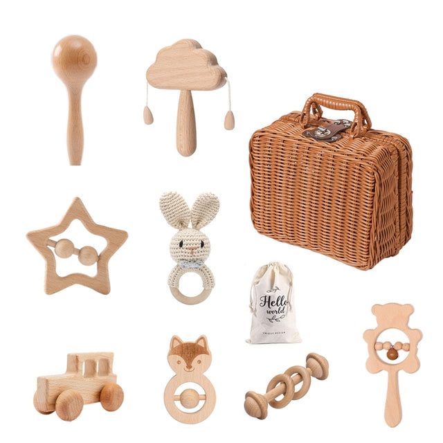 Le Coffret naissance hochets bois comprend une collection de charmants jouets en bois pour bébé avec de ravissants hochets, un mobile nuage, une étoile, un lapin, une voiture, un ours, et est livré dans un panier tressé.