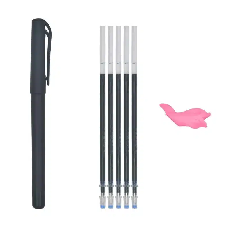 Un stylo Cahiers Magiques noir, quatre recharges d'encre noire et un porte-stylo en forme de dauphin rose sont disposés sur un fond blanc.