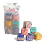 Un sac en filet contient six « Cube d’éveil bébé en silicone – Animaux », des blocs de construction souples avec des visages de dessins animés en silicone sur le thème des animaux, soigneusement disposés devant le sac.