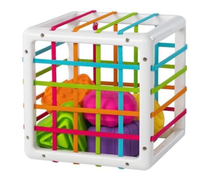 Cage carrée blanche avec des élastiques colorés et des formes géométriques multicolores à l'intérieur, conçue comme la Boite à formes avec élastiques – Jeu de motricité pour améliorer la motricité.