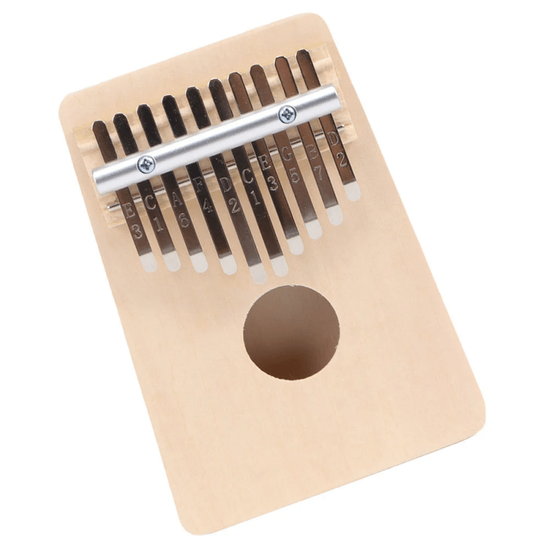 Kalimba en bois avec des dents en métal étiquetées avec des notes de musique, doté d'un trou sonore rond.