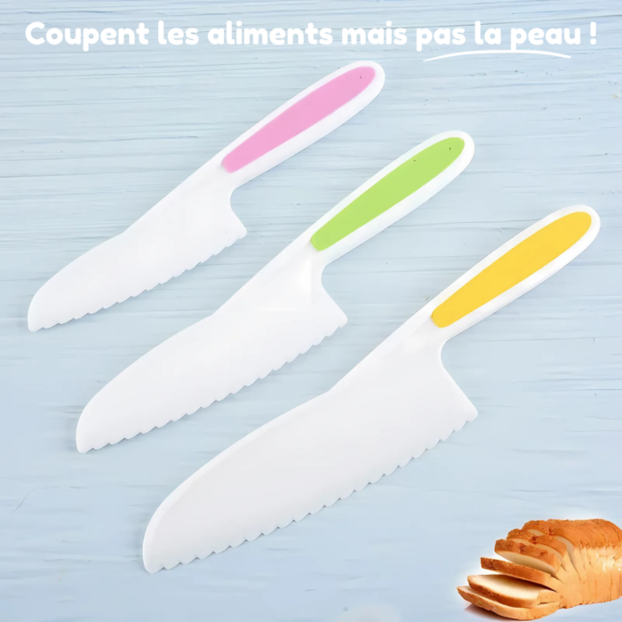 Un ensemble de trois Couteaux Enfants - Set 3 Pièces, avec des lames dentelées et des manches rose, vert et jaune vif, sont exposés sur une surface bleu clair à côté de pain tranché. Le texte dit : "Coupent les aliments mais pas la peau ! Parfait pour les petits chefs !.