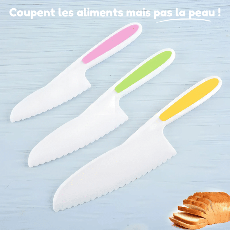 Un ensemble de trois Couteaux Enfants - Set 3 Pièces, avec des lames dentelées et des manches rose, vert et jaune vif, sont exposés sur une surface bleu clair à côté de pain tranché. Le texte dit : "Coupent les aliments mais pas la peau ! Parfait pour les petits chefs !.