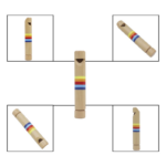 Cinq flûtes en bois Montessori sont disposées en croix, mettant en valeur leurs motifs rayés rouge, jaune et bleu. Ces charmants sifflets en bois sont des instruments de musique idéaux pour que les petites mains explorent la musique.