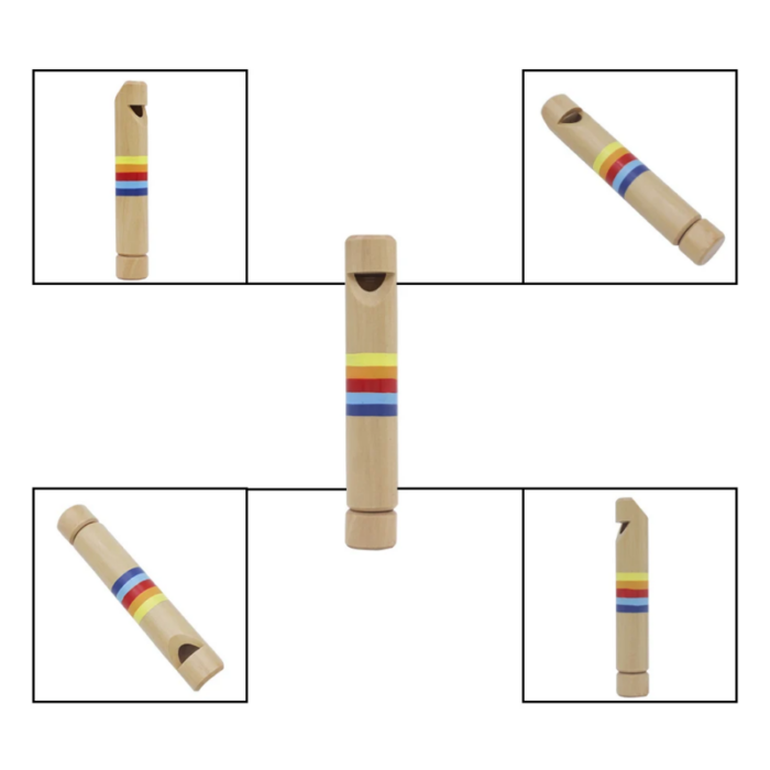 Cinq flûtes en bois Montessori sont disposées en croix, mettant en valeur leurs motifs rayés rouge, jaune et bleu. Ces charmants sifflets en bois sont des instruments de musique idéaux pour que les petites mains explorent la musique.