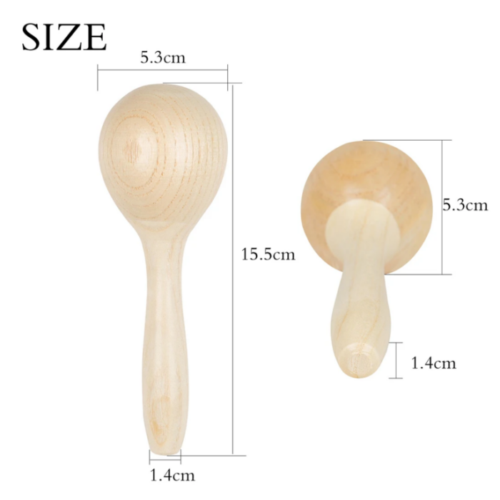 Jouet maraca en bois présenté en vues latérales et de dessus avec des dimensions : 15,5 cm de longueur, 5,3 cm de largeur en haut et 1,4 cm de largeur au niveau de la poignée.