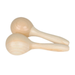 Deux maracas en bois avec finition bois clair et naturel, disposées parallèlement l'une à l'autre sur un fond blanc.