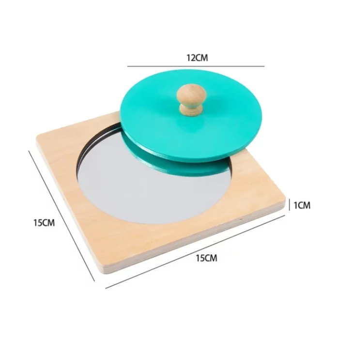 Le Puzzle Miroir en bois Montessori est une planche en bois avec une découpe miroir ronde, élégamment dissimulée par un couvercle bleu sarcelle de 12 cm. La planche mesure 15 cm de côté. Il encourage l'exploration ludique.