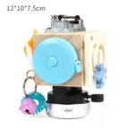 Le mini cube jouet musical Busy Board pour animaux de compagnie, mesurant 12x10x7,5 cm, comprend un cadran bleu, une cloche et divers éléments interactifs pour divertir votre animal.