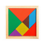 Le Petit Tangram Bois Couleurs Montessori est un puzzle en bois vibrant fabriqué à partir de bois de haute qualité, comportant des formes géométriques comme des triangles et des carrés qui s'intègrent parfaitement dans un cadre carré, idéal pour l'apprentissage Montessori.