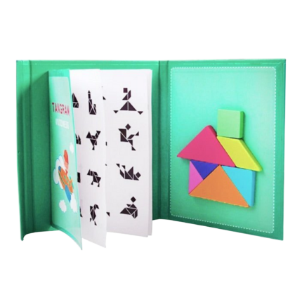 Un Livre vert de Puzzle Tangram ouvert présente des pièces de tangram vibrantes disposées en forme de maison d'un côté et des instructions de dessin de l'autre.