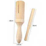 Le Corbeau en bois – instrument en bois enfant comprend un laminoir strié de 19 cm et un pilon lisse de 16 cm, parfait pour les passionnés de cuisine ou pour initier les enfants à la cuisine.