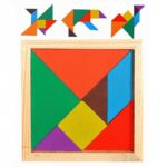 Le Petit Tangram Bois Couleurs Montessori présente des pièces géométriques vibrantes dans un cadre carré en bois, avec des formes supplémentaires sur le dessus.