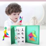 Un enfant s'engage joyeusement avec le Livre vert de Puzzle Tangram, tandis qu'un lapin en peluche ajoute une présence ludique à proximité.