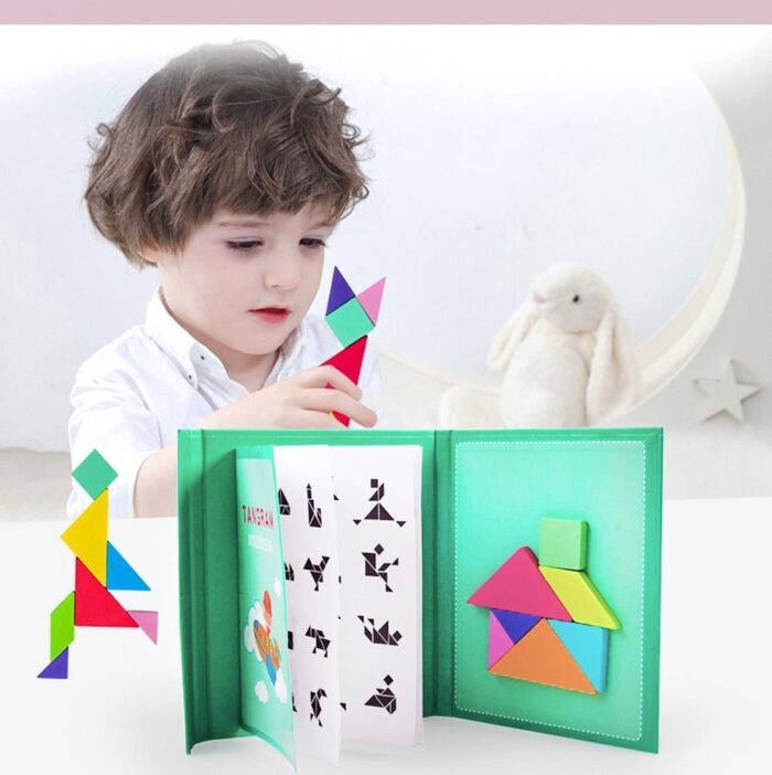 Un enfant s'engage joyeusement avec le Livre vert de Puzzle Tangram, tandis qu'un lapin en peluche ajoute une présence ludique à proximité.