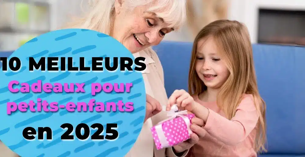 Une femme plus âgée et une jeune fille sourient ensemble alors que la jeune fille ouvre un coffret cadeau rose. Le texte sur l'image se lit comme suit : « 10 meilleurs cadeaux pour petits-enfants en 2025 ». Découvrez les meilleurs cadeaux enfants de l’année !.