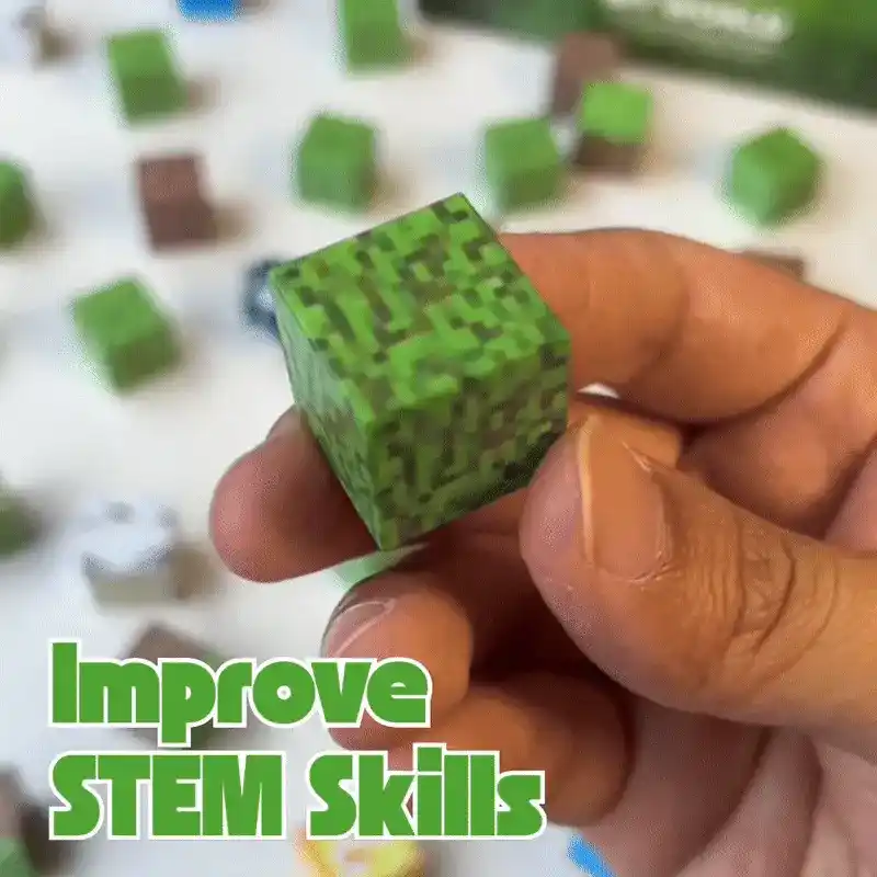 Une main tient un cube pixelisé vert, ressemblant à un bloc Minecraft, avec une superposition de texte indiquant « Améliorez les compétences STEM ».